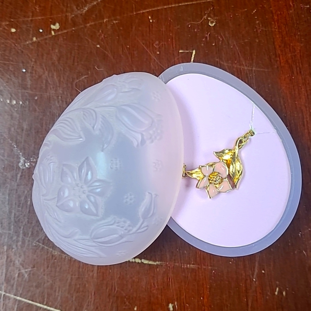 Avon Easter egg and flower necklace